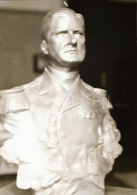 cca 1935 Horthy Miklós készülő mellszobráról készült vintage negatív, 9x6 cm