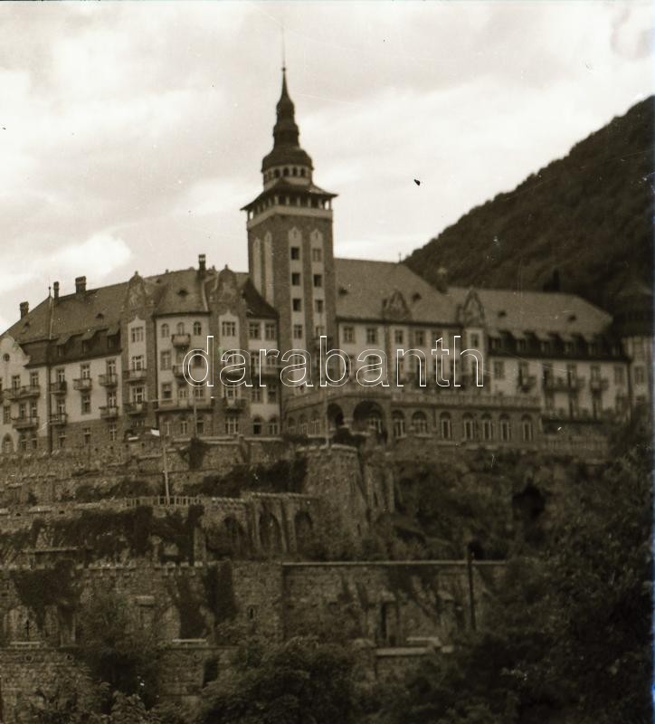 cca 1960 Tiszavölgyi József (1909-?) budapesti fotóriporter hagyatékából 13 db vintage negatív különféle témákról, 6x6 cm és 6x9 cm között