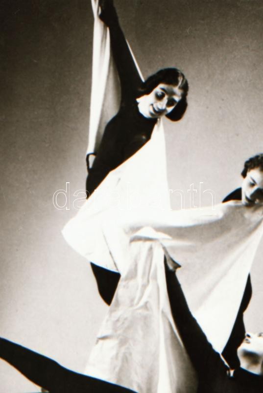 cca 1936 Leichtner Erzsébet budapesti műterméből, mozgásművészeti kompozíció, Szentpál Olga tánccsoportjának tagjairól, szabadon felhasználható negatív, 5x3,8 cm