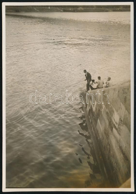 cca 1931 Kinszki Imre (1901-1945) budapesti fotóművész hagyatékából, feliratozott, vintage fotó (Dunai pecás), 8,8x6,1 cm