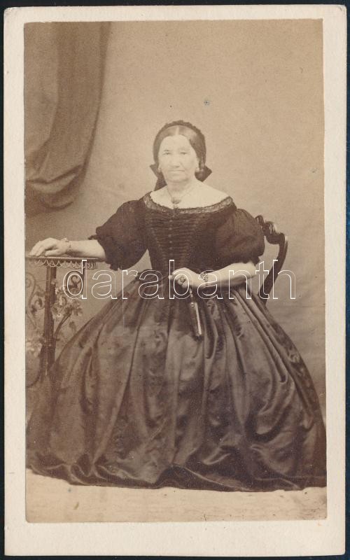 cca 1860 Divatosan öltözött nagymama Egerben, Mihály József fényképész műtermében készült, vizitkártya méretű fénykép, 10,2x6,4 cm