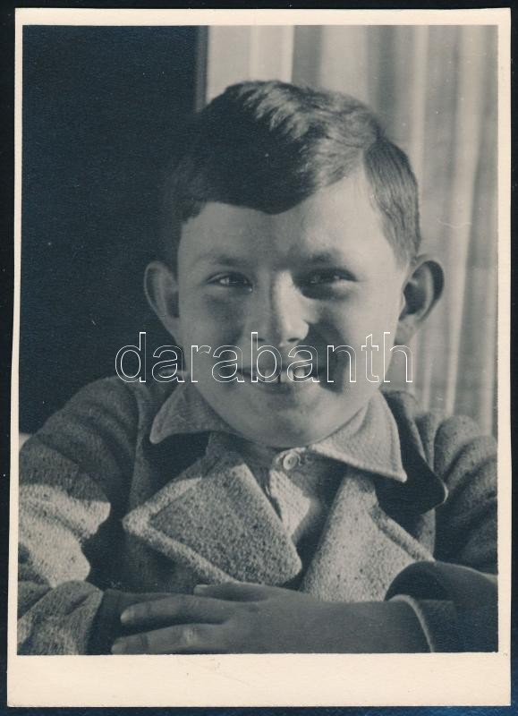 1936. március, Kinszki Gábor 8 és fél éves, Kinszki Imre (1901-1945) budapesti fotóművész vintage fotója, a szerző által datálva, 12x8,5 cm