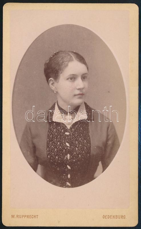 1880 Lengyel Saroltáról készült, feliratozott, vizitkártya méretű fénykép, 10,4x6,4 cm