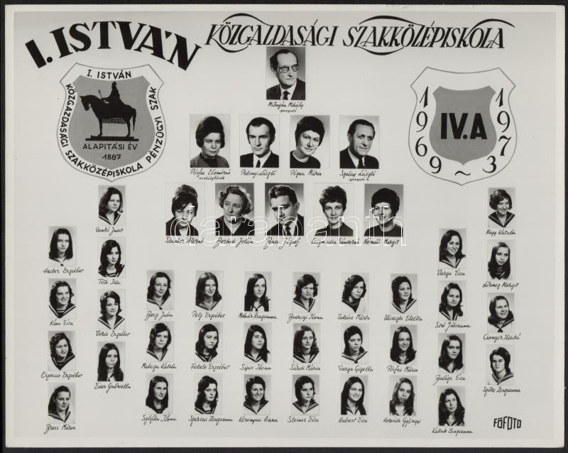 1973 Budapest, I. István Közgazdasági Szakközépiskola tanárai és végzett növendékei, kistabló nevesített portrékkal, 24x30 cm