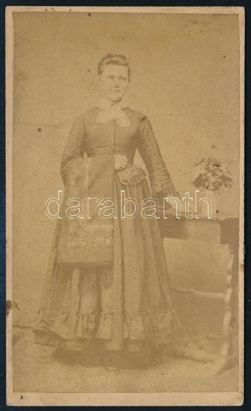 cca 1869 Schneider Sámuel göllnitzbányai fényképész műtermében készült, vizitkártya méretű, vintage fotó, 10,3x6,2 cm