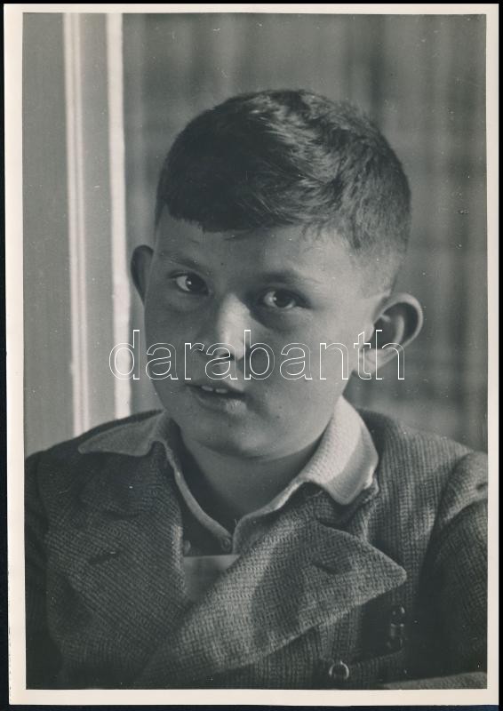 cca 1934 Kinszki Gábor portréja, Kinszki Imre (1901-1945) budapesti fotóművész hagyatékából jelzés nélküli, vintage fotó, 17x12 cm