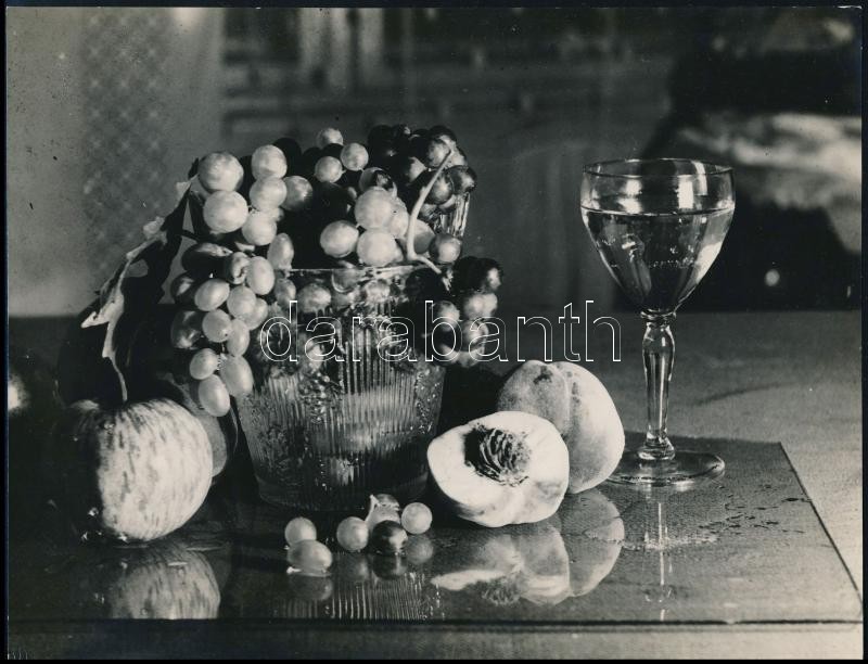 cca 1944 Unghváry Iván (?-?) budapesti fotóművész hagyatékából, jelzés nélküli vintage fotóművészeti alkotás (alma, szőlő, őszibarack, bor), 18x23,5 cm