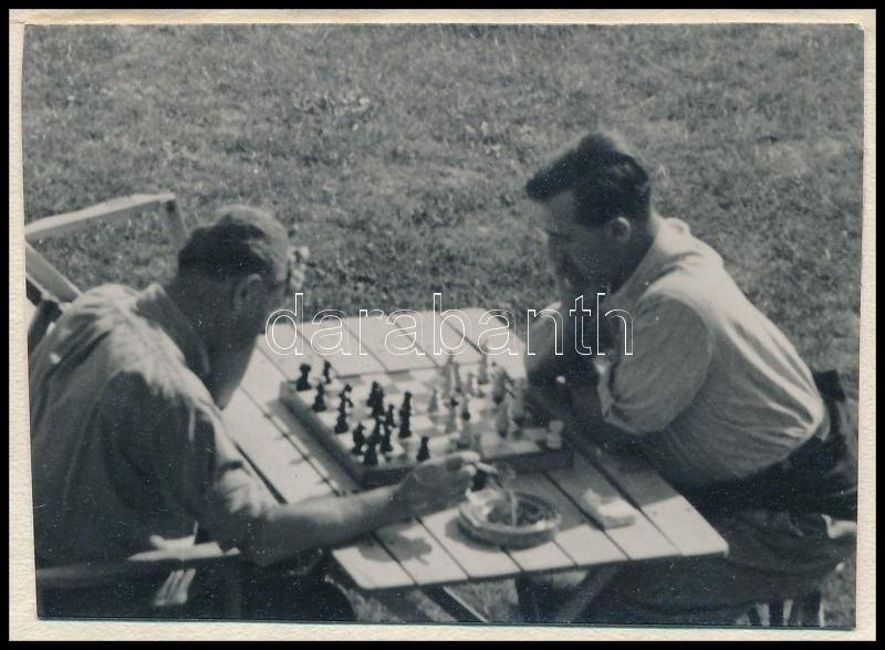 cca 1933 Kinszki Imre (1901-1945) budapesti fotóművész jelzés nélküli, vintage fotóművészeti alkotása (sakkparti), 4,3x6 cm