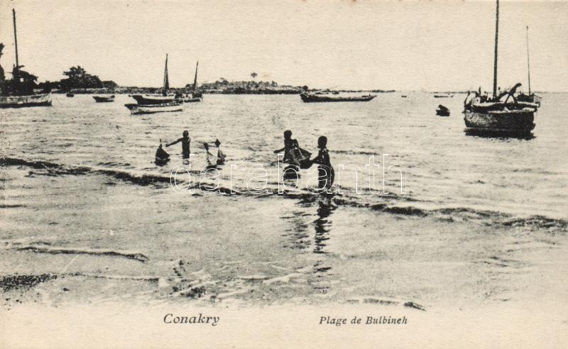 Conakry, Plage de Bulbineh / beach, sailboats