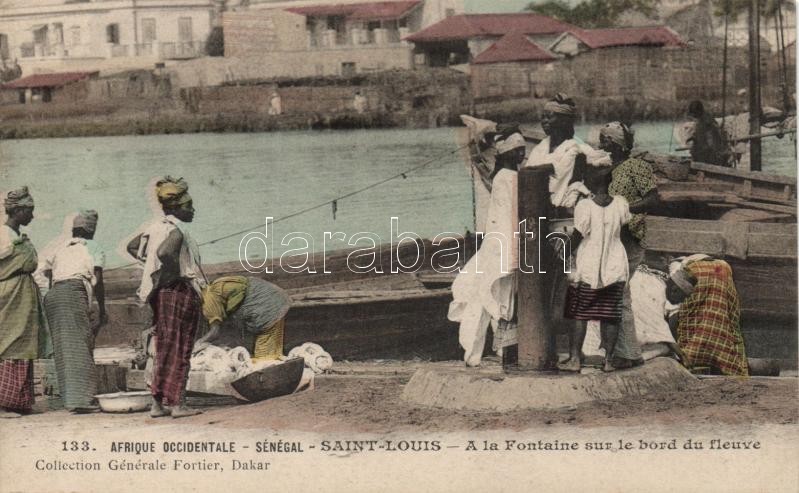 Saint-Louis, A la Fontaine sur le bord due fleuve / women at the fountain on the riverbank, folklore