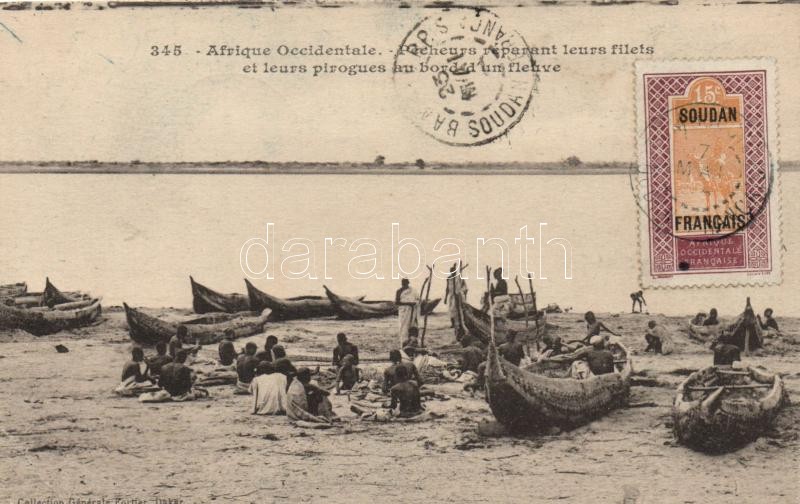 1922 Pecheurs reparant leurs filets et leurs pirogues au bord d'un fleuve / Fishermen repairing their nets and boats, Sudanese folklore. TCV card, 1922 Szudáni folklór. TCV card