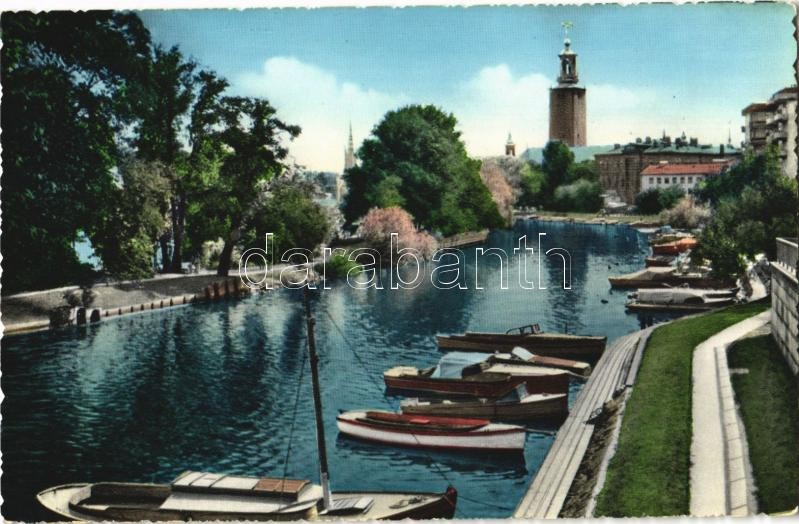 Stockholm, Parti fran Klara strand med Stadshuset i bakgrunden / lake, boats, town hall