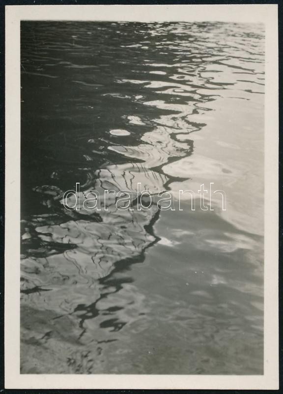 cca 1930 Kinszki Imre (1901-1945) budapesti fotóművész  jelzés nélküli vintage fotója (Hajókötél tükröződése), 6x4,3 cm