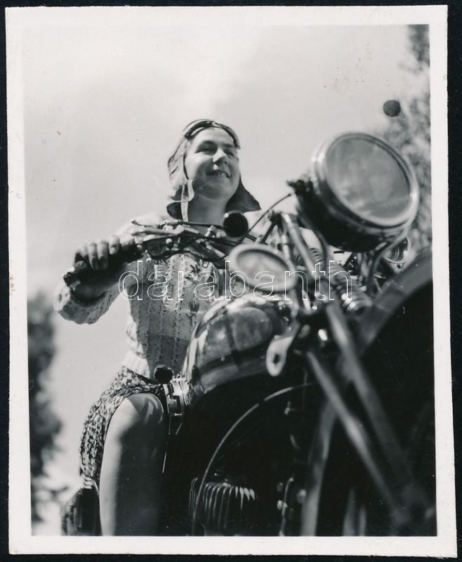 cca 1938 Thöresz Dezső (1902-1963) békéscsabai gyógyszerész és fotóművész hagyatékából jelzés nélküli   vintage fotóművészeti alkotás (Motoros hölgy), 6x4,8 cm