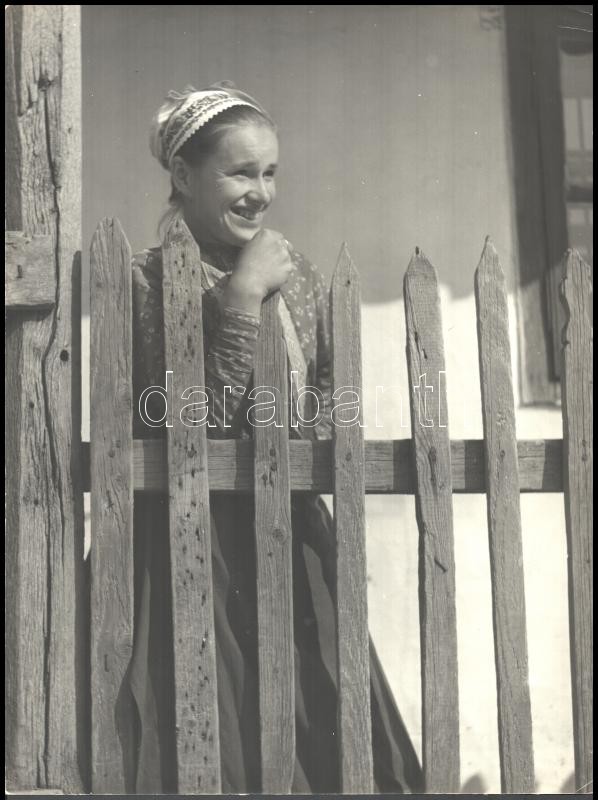 cca 1940 Endresz Antal (?-?) fotóművész hagyatékából jelzés nélküli, vintage fotóművészeti alkotás (Kerítés mellett), 40x30 cm