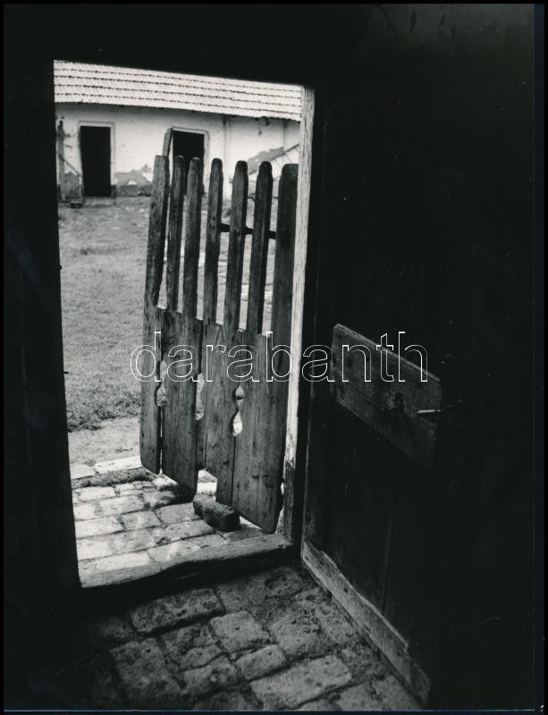 cca 1978 Balogh Éva: Tanyán, feliratozott, vintage fotóművészeti alkotás, a magyar fotográfia dokumentarista korszakából, 24x18 cm