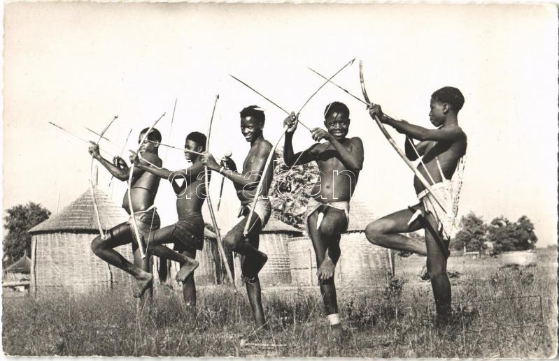 Guinée Francaise, Coniaguis tirant a l'arc / Coniagui archers, Guinean folklore, Coniagui íjászok, guineai folklór