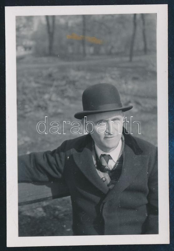 1940 Kinszki Imre (1901-1945) budapesti fotóművész hagyatékából, jelzés nélküli vintage fotó, a szerző által datálva (Dr. Gönczi Jenő portréja), 6,7x4,5 cm