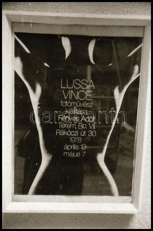cca 1978 Lussa Vince aktfotó kiállításának megnyitóján készített felvétel sorozat, Tiszavölgyi József (1909-?) budapesti fotóriporter hagyatékából 13 db vintage negatív, 24x36 mm