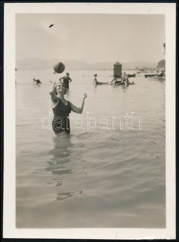 cca 1933 Kinszki Imre (1901-1945) budapesti fotóművész hagyatékából jelzés nélküli vintage fotó (Labdajáték a dunai strandon), 6x4,3 cm