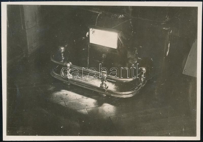 1931 március, Kinszki Imre (1901-1945) budapesti fotóművész hagyatékából jelzés nélküli, de a szerző által datált, vintage fotó (A kályha előtt), 6x8,5 cm