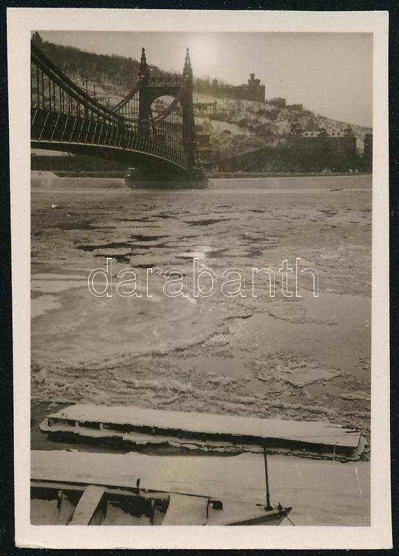 cca 1929 Kinszki Imre (1901-1945) budapesti fotóművész hagyatékából jelzés nélküli, vintage fotó (Erzsébet híd), 6x4,3 cm
