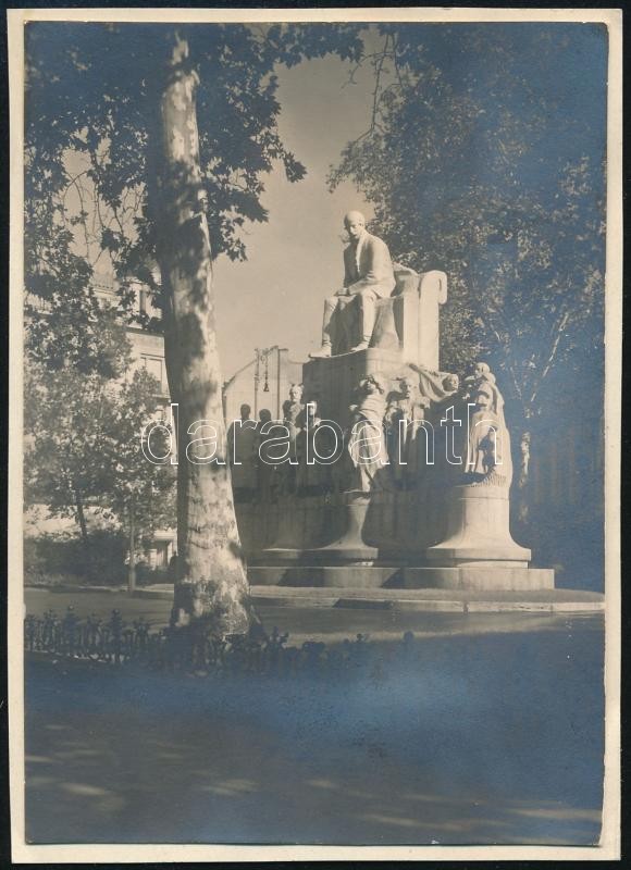 1929. október 2. Kinszki Imre (1901-1945) budapesti fotóművész hagyatékából jelzés nélküli, de a szerző által datált, vintage fotó (Budapest, Vörösmarty-szobor, ez a szerző által számozott 337. felvétele), 8,5x6,3 cm