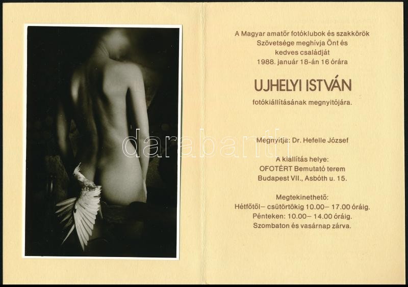 1988 Ujhelyi István (1936-2003) budapesti fotóművész hagyatékából egy kiállítási meghívó, beragasztva egy vintage fotóművészeti alkotása, 12x8 cm