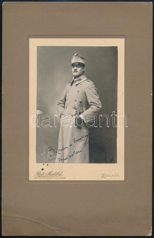 1913 Zsolna, Katonatiszt karddal a zsebében, Rek Matild műtermében készült vintage fotó, 14x9,5 cm, karton (sarka törött) 28x18 cm