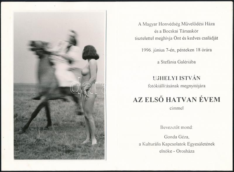 1996 Ujhelyi István (1936-2003) budapesti fotóművész hagyatékából kiállítási meghívó, benne felragasztva egy vintage fotóművészeti alkotása, 13x8,3 cm