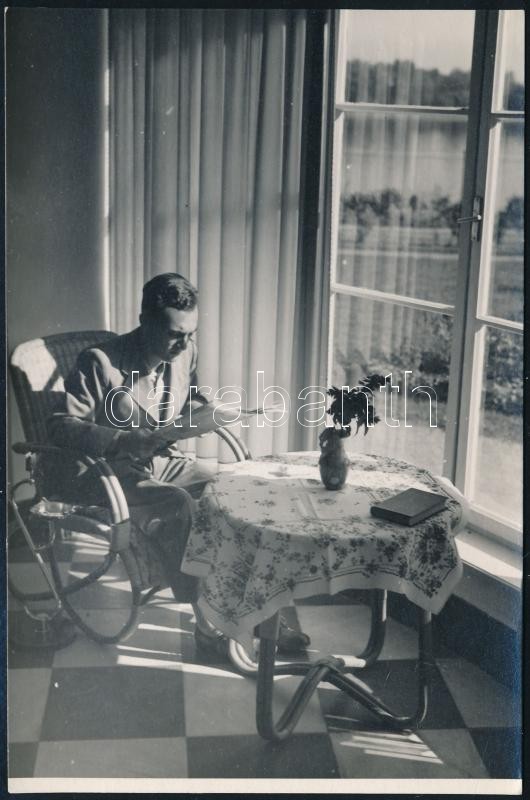 cca 1933 Kinszki Imre (1901-1945) budapesti fotóművész hagyatékából, jelzés nélküli vintage fotó (Újságolvasó), 13x8,5 cm
