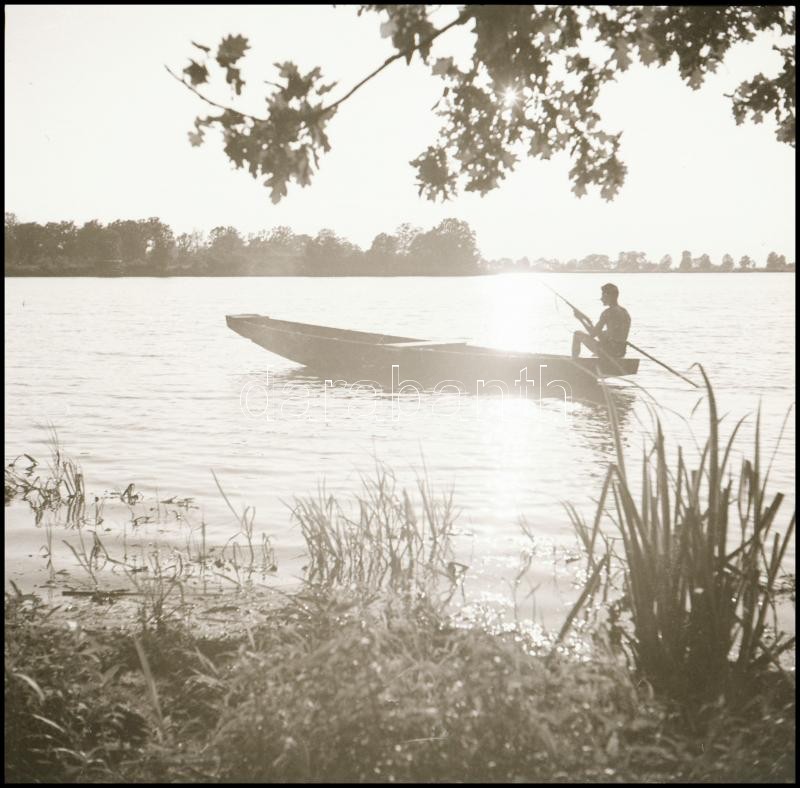 cca 1939 Thöresz Dezső (1902-1963) békéscsabai gyógyszerész és fotóművész hagyatékából 2 db vintage negatív (Csónakos, Kapáló asszonyok), 6x6 cm