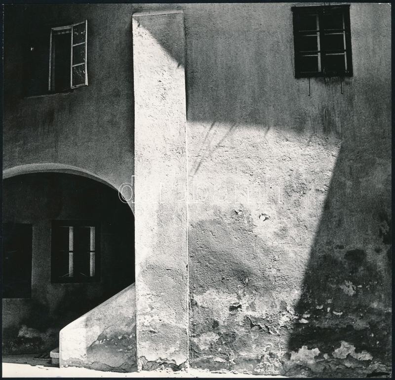 cca 1975 Lackovich László budapesti fotóművész, feliratozott,  vintage fotóművészeti alkotása (Fény és árnyék), a magyar fotográfia avantgarde korszakából, 18x18,5 cm