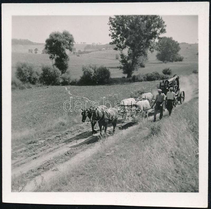 cca 1936 Kinszki Imre (1901-1945) budapesti fotóművész hagyatékából, jelzés nélküli vintage fotó (Gőzgép vontatása), 6,2x6,5 cm
