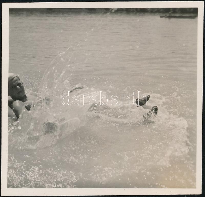1938 Kinszki Imre (1901-1945) budapesti fotóművész hagyatékából, jelzés nélküli vintage fotó, a szerző által datálva (Dunai fürdőzés), 5,8x6 cm