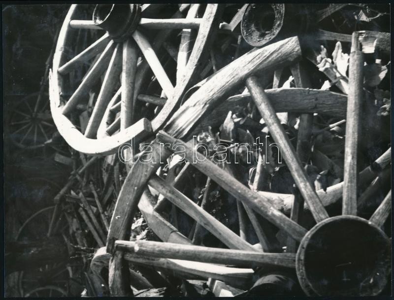 1964 Bogdán Lajos (?-?) szegedi fotóművész hagyatékából, feliratozott, vintage fotóművészeti alkotás (Szekér temető), 24x18 cm