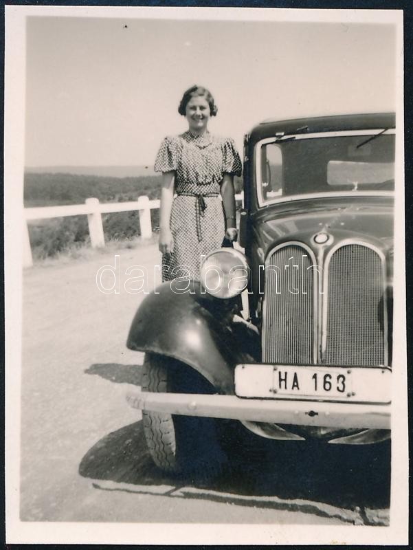 cca 1940 Automobilok, 3 db vintage negatív és 1 db vintage fotó, 24x36 mm és 5,5x4,3 cm