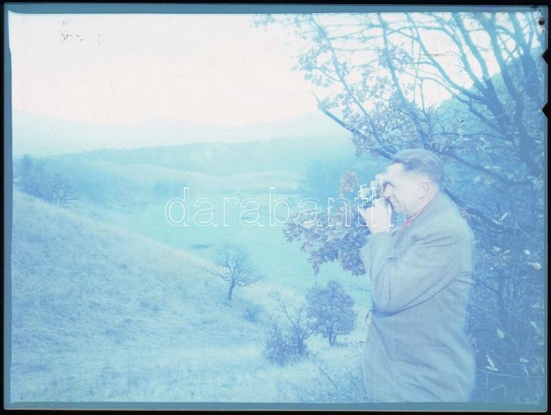 cca 1954 Pioker Ignác (1907-1988) élmunkás és fotóművész tájat fotografál, Kotnyek Antal (1921-1990) budapesti fotóriporter hagyatékából vintage negatív, 9x12 cm