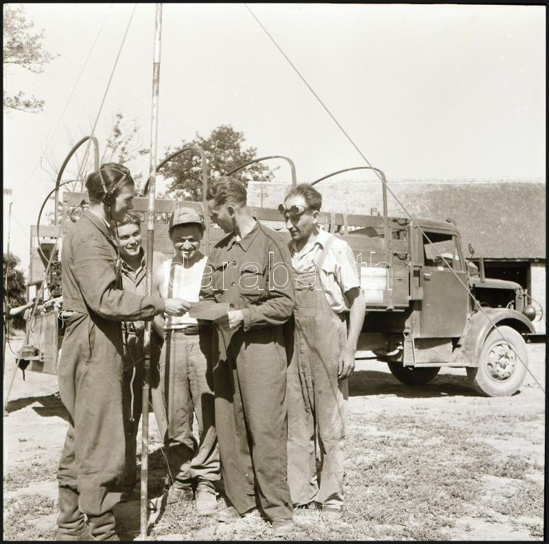 cca 1952 Rádióval felszerelt teherautó-service, a kombájnok javításához hívták aratás idején, Kotnyek Antal (1921-1990) budapesti fotóriporter hagyatékából 4 db vintage negatív, 6x6 cm