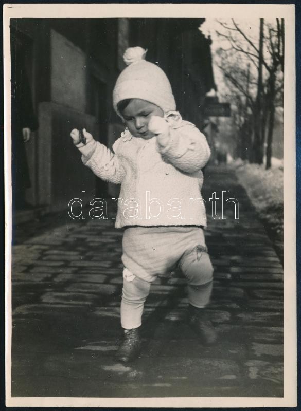 cca 1930 Kinszki Imre (1901-1945) budapesti fotóművész hagyatékából, a szerző által feliratozott, vintage fotó (Kinszki Gáborka egy éves), 18x13 cm