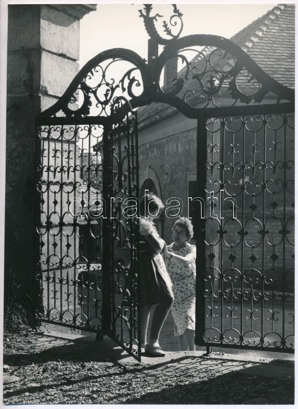 cca 1975 Gebhardt György (1910-1993) budapesti fotóművész hagyatékából, jelzés nélküli vintage fotóművészeti alkotás (Kapuban), 23,7x17,1 cm