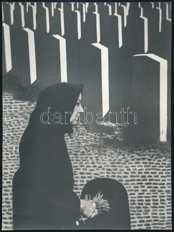 cca 1975 Gebhardt György (1910-1993) budapesti fotóművész hagyatékából, jelzés nélküli vintage fotóművészeti alkotás (Temetőben), a magyar fotográfia avantgarde korszakából, 23,6x17,6 cm