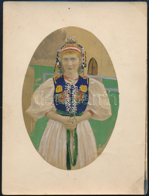 cca 1914 Szépen és aprólékosan kiszínezett vintage fotó, magyaros ruhát viselő hölgyről, 12x9 cm