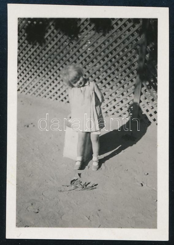 cca 1936 Kinszki Imre (1901-1945) budapesti fotóművész hagyatékából, jelzés nélküli, vintage fotó (kislány és az árnyéka), 6,2x4,2 cm