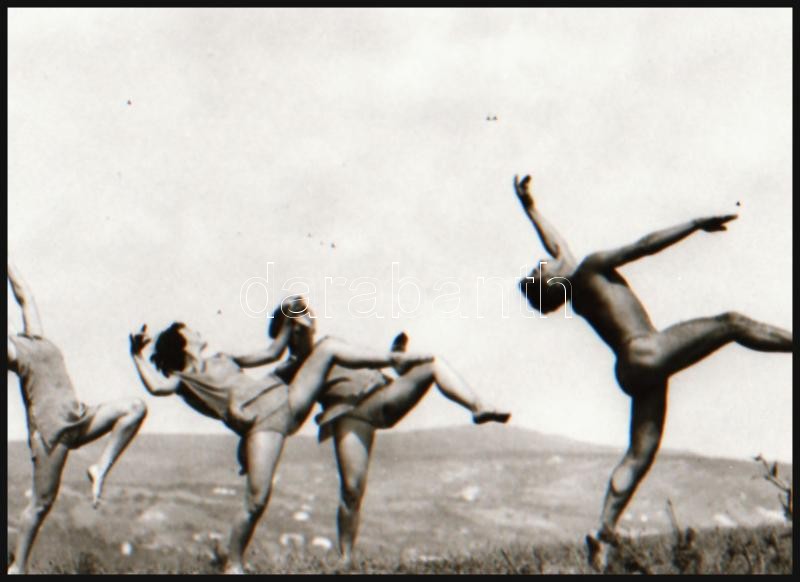 cca 1933 Mozdulatművészek a természetben, Szentpál Olga (1895-1968) mozgásművészeti csoportjáról készült NEGATÍV, 3,6x5 cm
