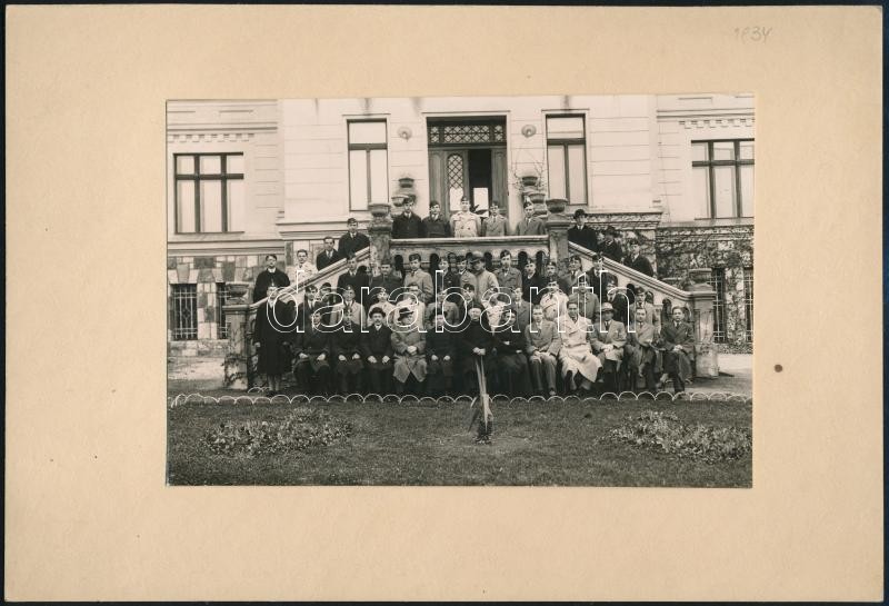 1934 Budapest, Manréza, csoportkép tanárokról, diákokról, vintage fotó, feliratozva, 11x16,5 cm, karton 17x24,5 cm