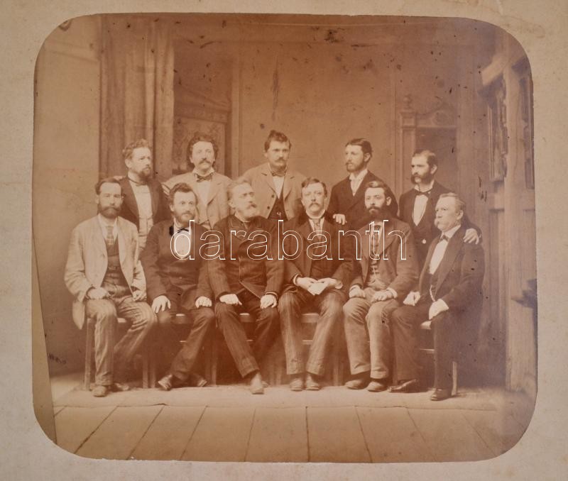 cca 1870 Műtermi csoportkép, jelzés nélküli vintage fotó, 20x22,5 cm, karton (széle sérült) 24,6x33 cm