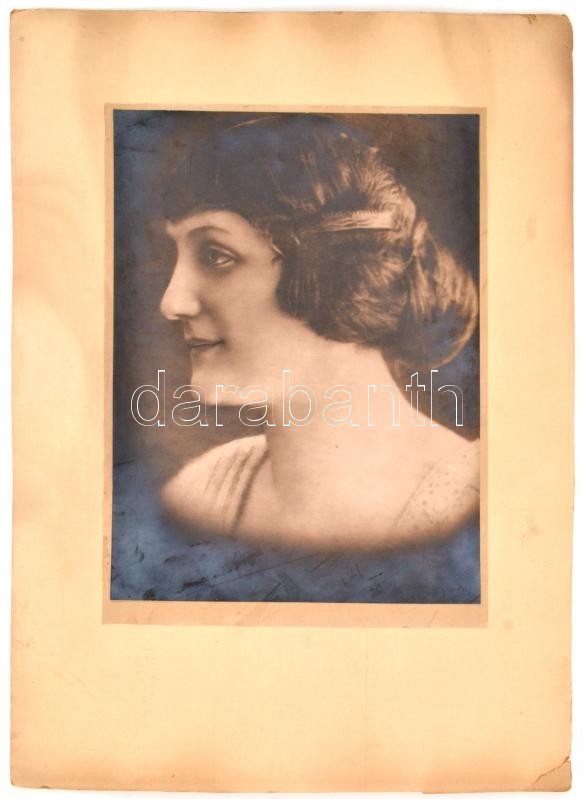 cca 1920 Női portré, vintage műtermi fotó, 26,8x20 cm, kartonon törésnyomok, 42x30,5 cm