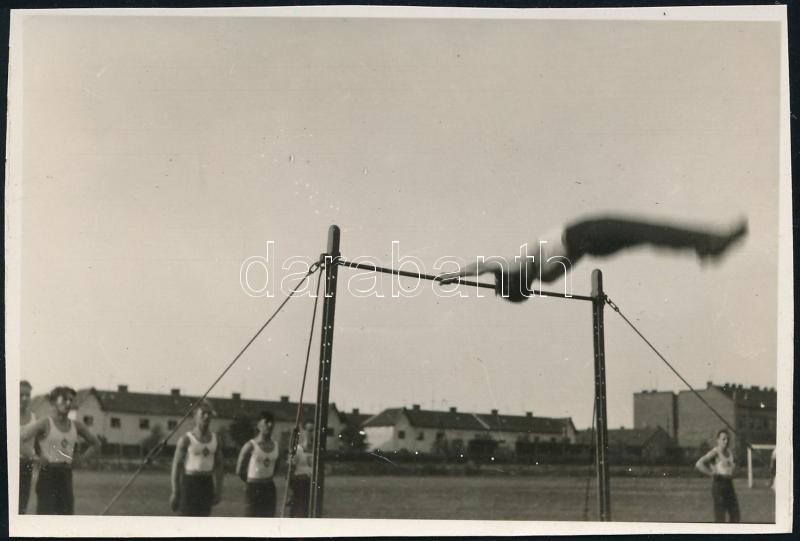 1930 Dinamikus pillanat a rúdon, feliratozott, vintage fotó, 5,5x8,3 cm