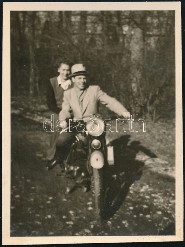 cca 1934 Kinszki Imre (1901-1945) budapesti fotóművész hagyatékából, jelzés nélküli vintage fotó (Motoron), 6x4,5 cm